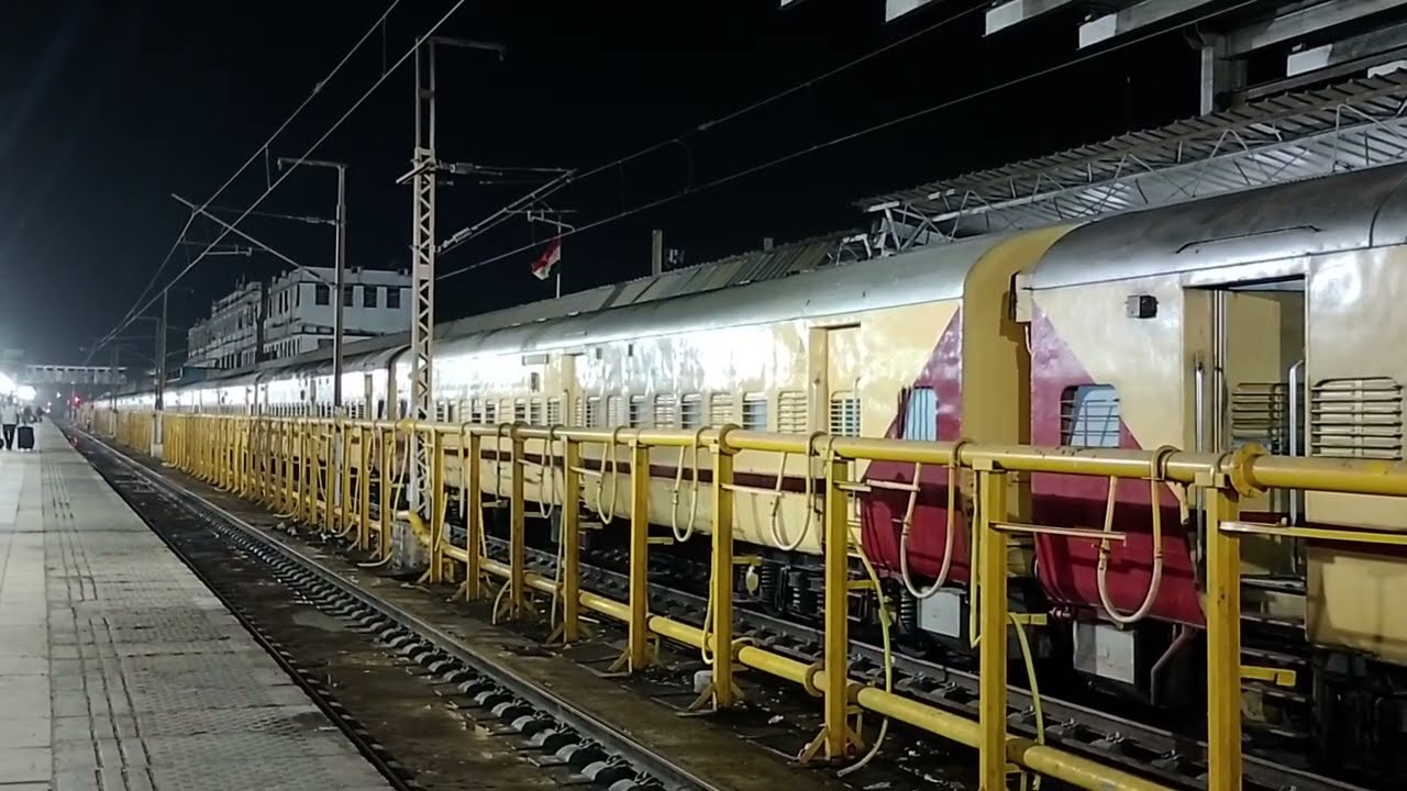 Early Morning Arrival of GUJARAT QUEEN Express at SURAT! Clear Station Announcements.
