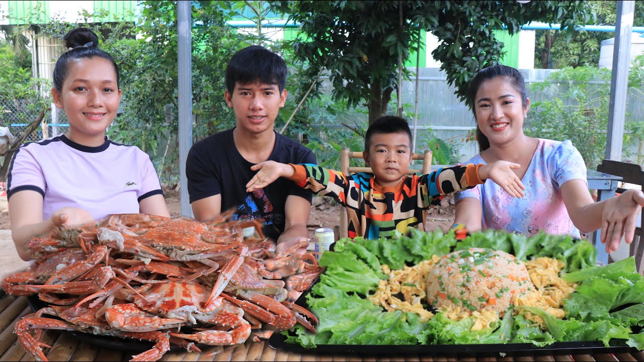 Cook and Eat: Yummy blue crabs fried rice cooking / Seyhak, Heang and Srey Neang enjoy eating