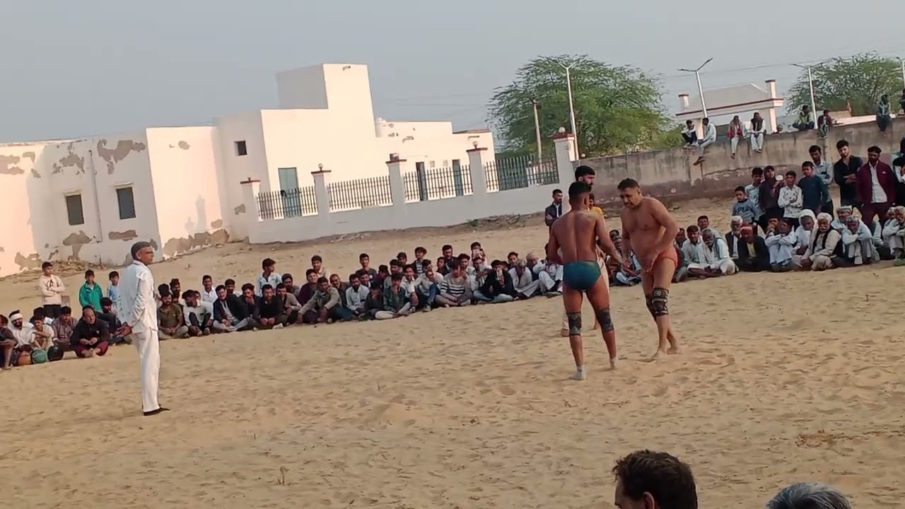 गांव में कुस्ती 