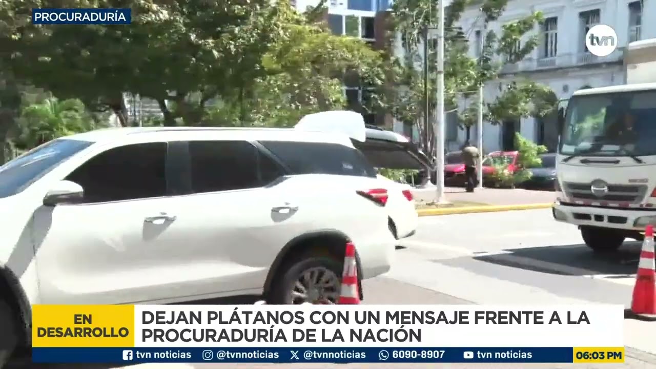 Tiran dos cabezas de plátanos en la entrada de la Procuraduría General de la Nación