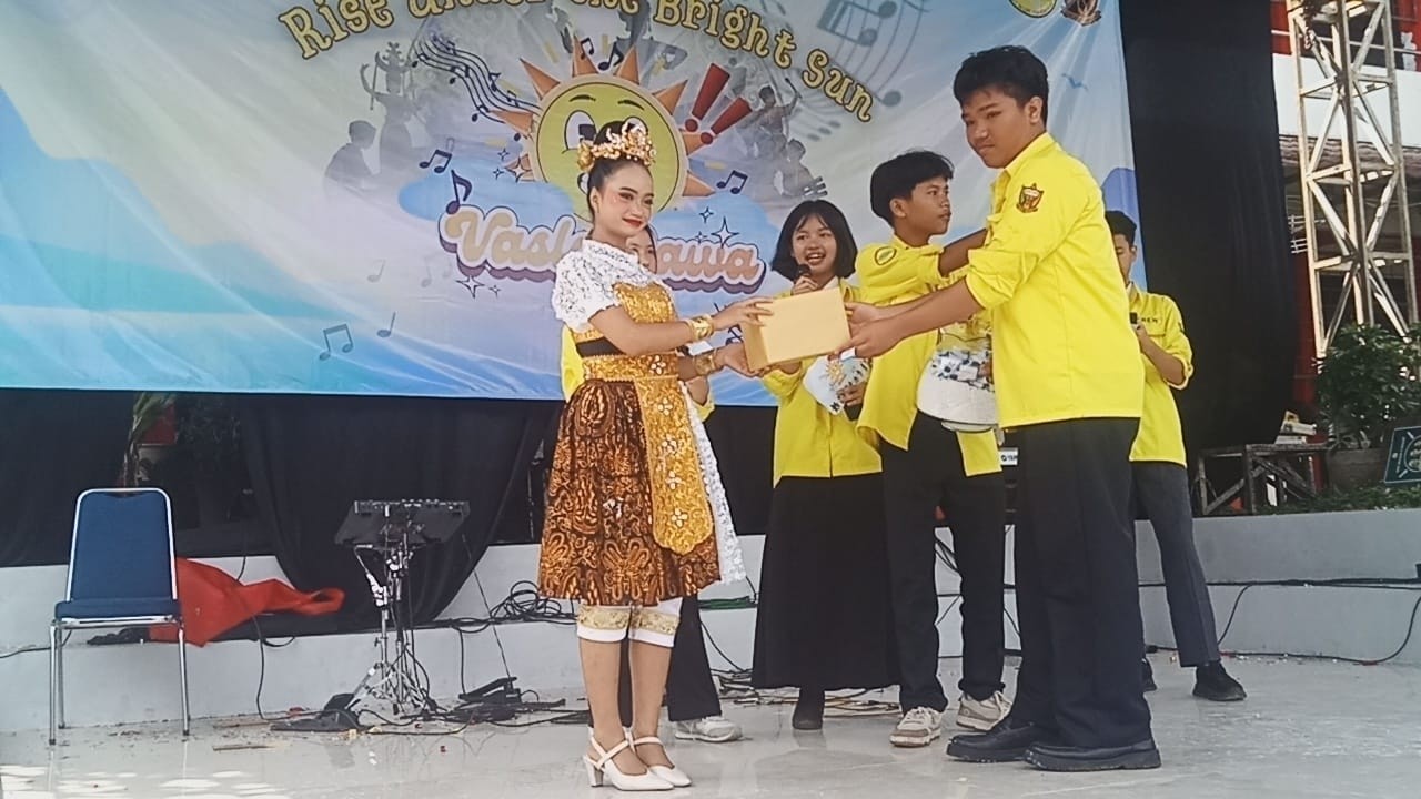 RISE UNDER THE BRIGHT SUN “VASLARAWA” SMP NEGERI 9 KOTA BOGOR TAMPILKAN 25 KREASI SISWA