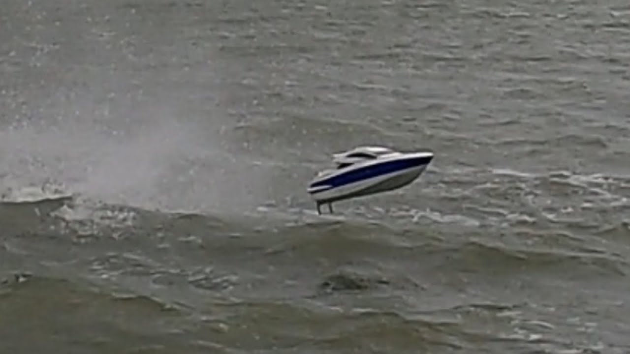 Overpowered 10s insanity - Bashing huge 51inch Princess 'cruising yacht' in rough seas