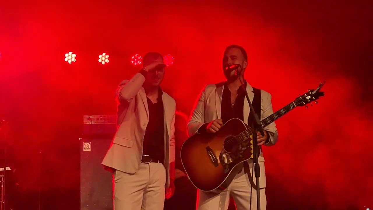 Bee Gees Forever / Night fever en More than a woman