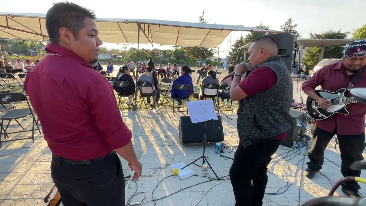 En Aranza Michoacán amenizando el recorrido de la coronita del señor de la salud