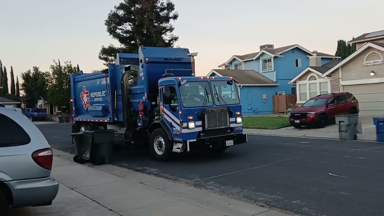 2498 Peterbilt 520 McNeilus ZR garbage truck on recycle with the weird driver