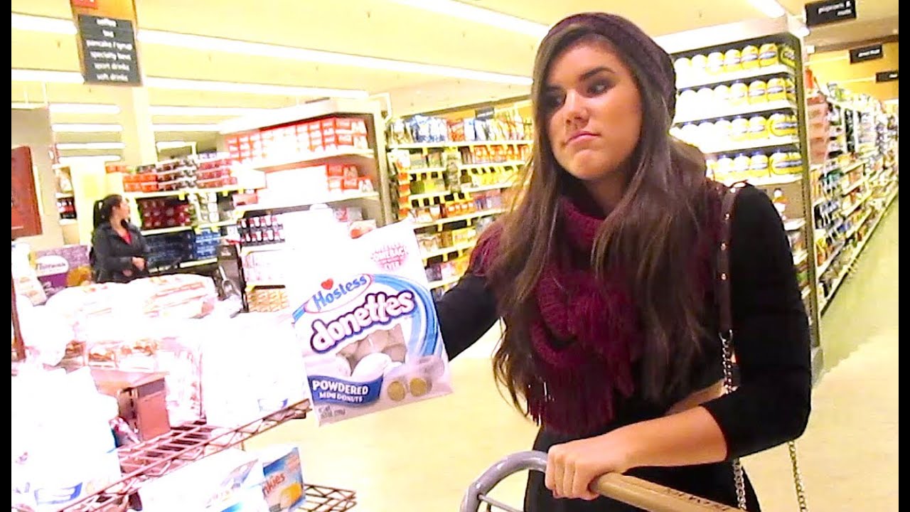 GROCERY STORE ADVENTURE! Vlogmas Day 3 ❅