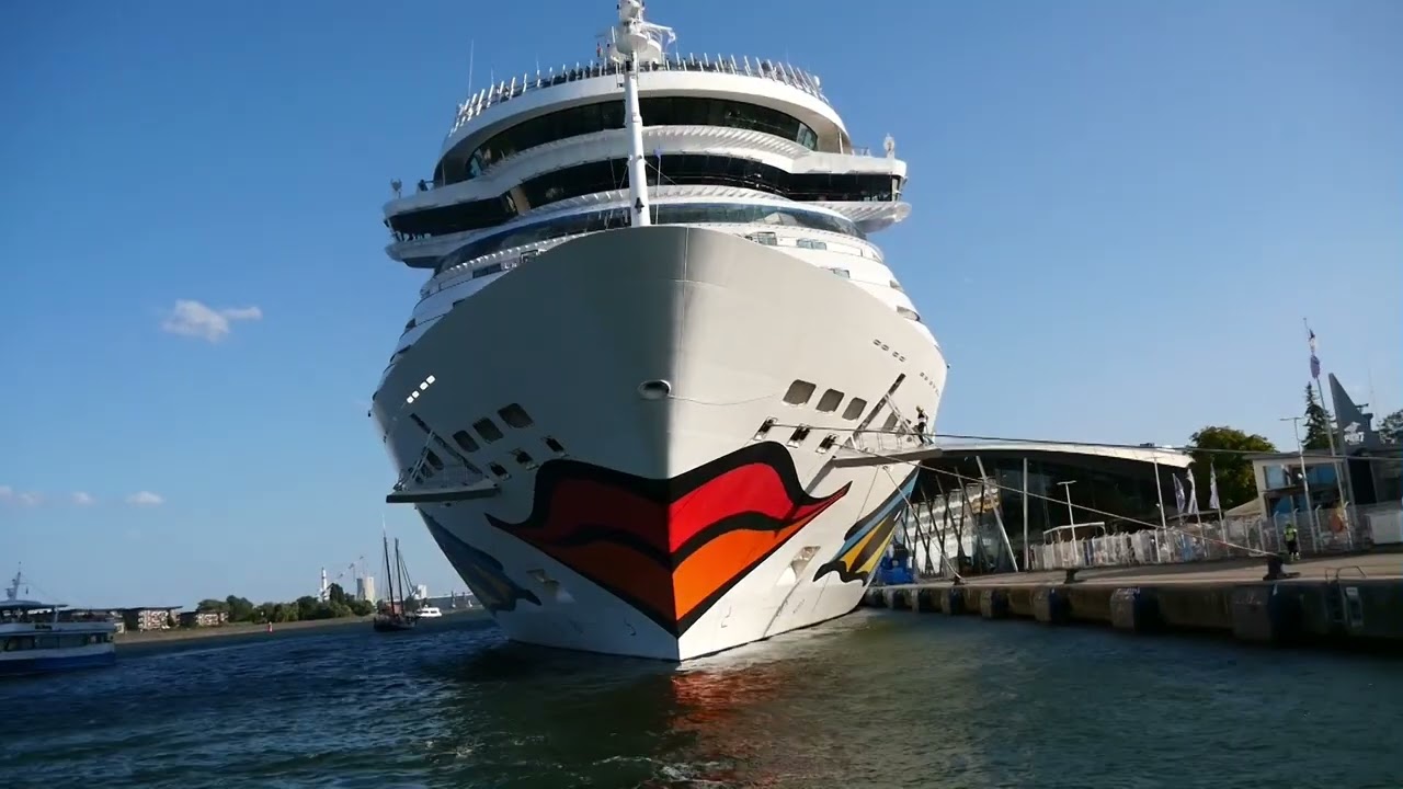 AIDAmar in Warnem&uuml;nde am 24.08.2024 um 175010 Minuten vor dem Auslaufen nach Eidfjord in Norwegen