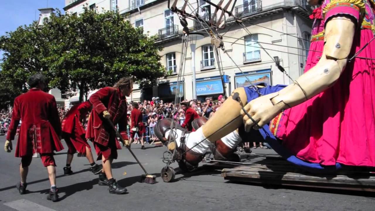 Xolo et les Géants de Royal de luxe déambulent dans Nantes