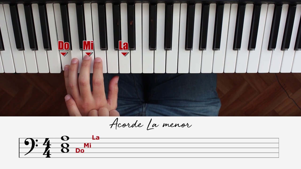 Como tocar el acorde de La Menor, y que son los Arpegios. Curso de Piano 19