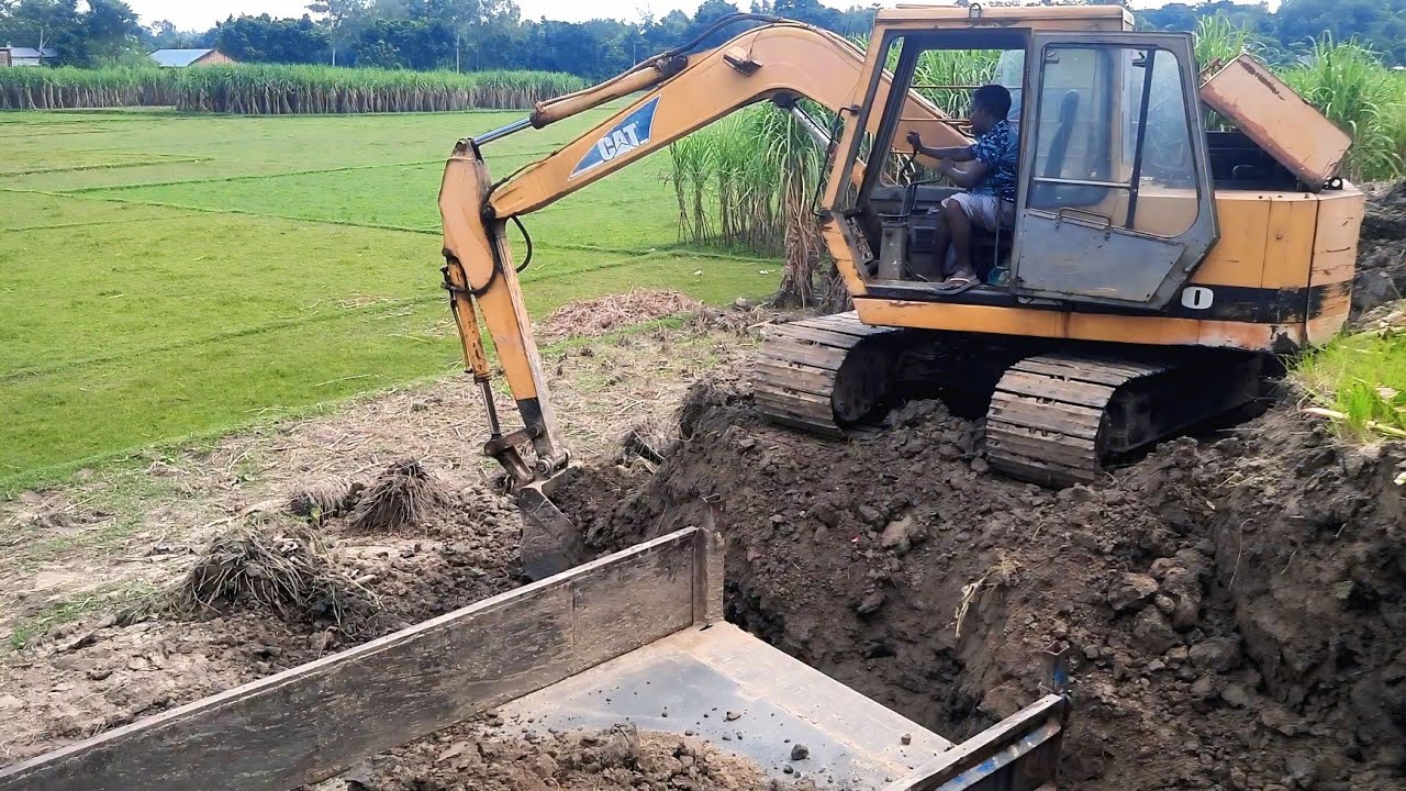 ভেকু গাড়ি দিয়ে পাহাড়ি মাটি কেটে ট্রাক লোড করার ভিডিও পার্ট ২