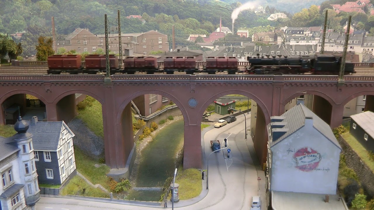 Modelleisenbahn Spur N Gbf Unterhaltung mit Magnorail Car System und Loks von Arnold und Hobbytrain