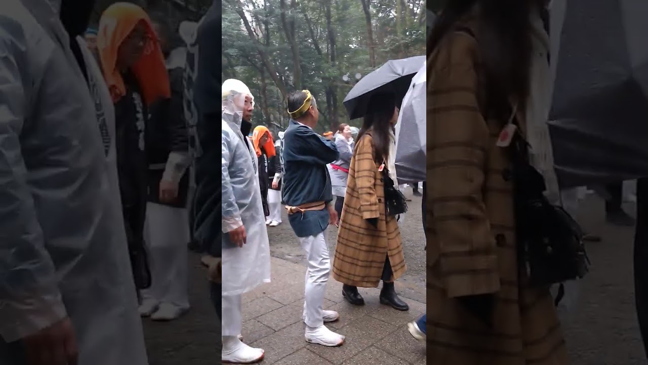 皇紀2686年！令和8年2月11日！建国記念の日🇯🇵奉祝㊗️紀元節🇯🇵❝神輿渡御❞代々木公園交番前交差点〜明治神宮御神輿を担ぐ方々の邪魔にならないように傘をたたみ🙂撮影して参りました🙂