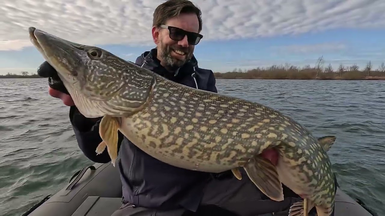 Slow trollen op voorjaar Snoek. #gobble #fishing #savagegear #snoek #underwater #angling 