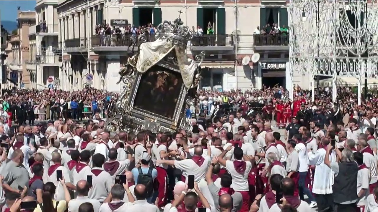 Reggio Calabria, la Vara si inclina: il momento dell'incidente alla Processione della Madonna