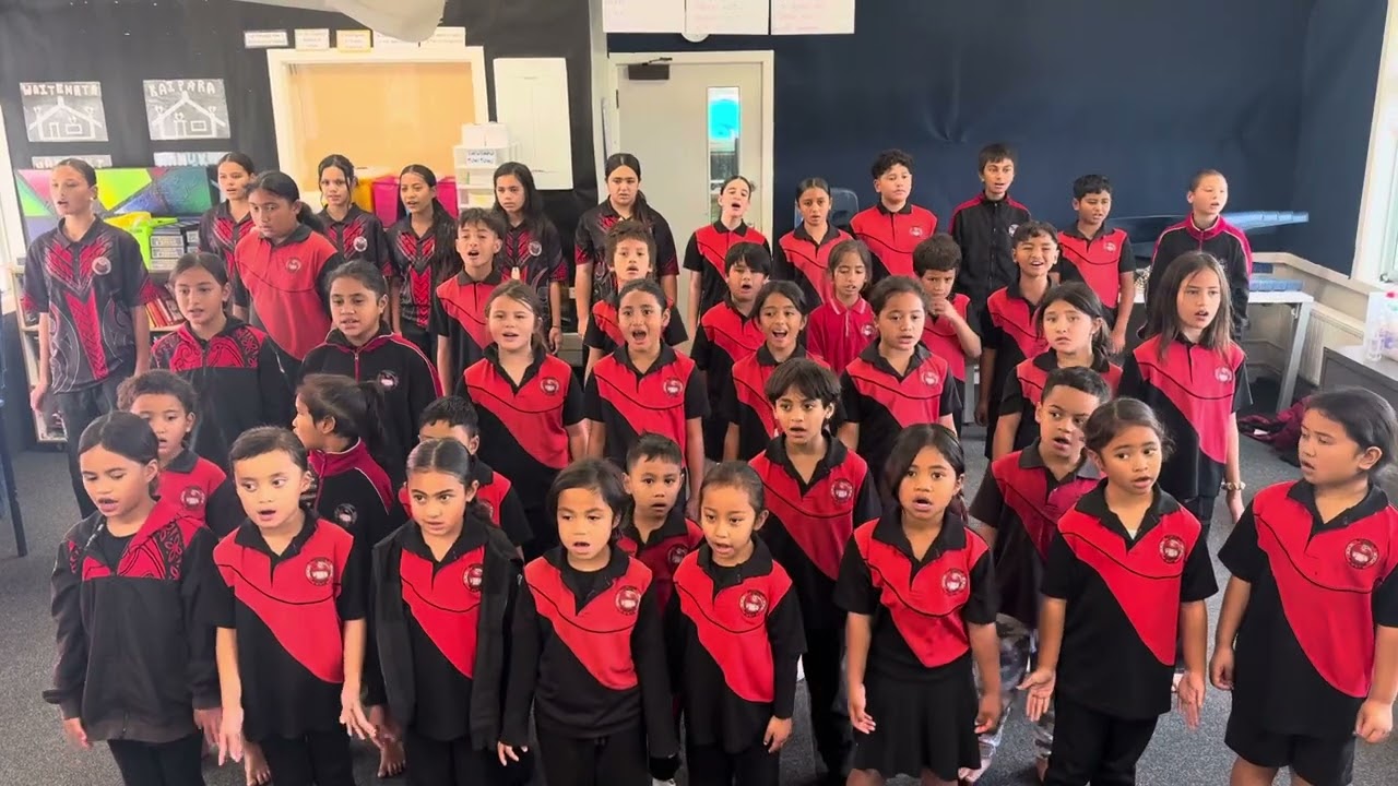 He Pua Mai practicing himene: Uenuku