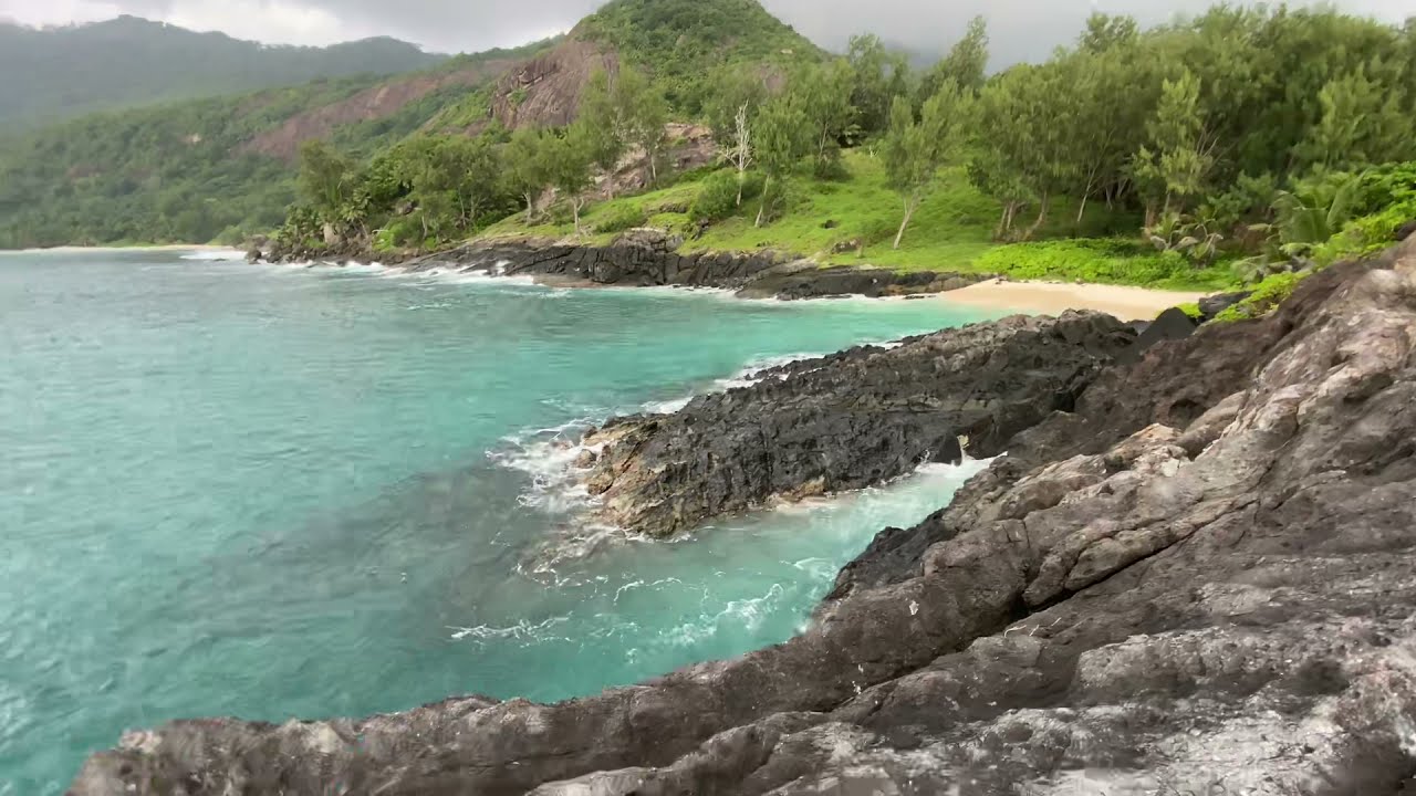Panoramaudsigt over Anse Cimeti&egrave;re fra toppen af Pointe Ramasse Tout, Silhouette Island Seychellerne