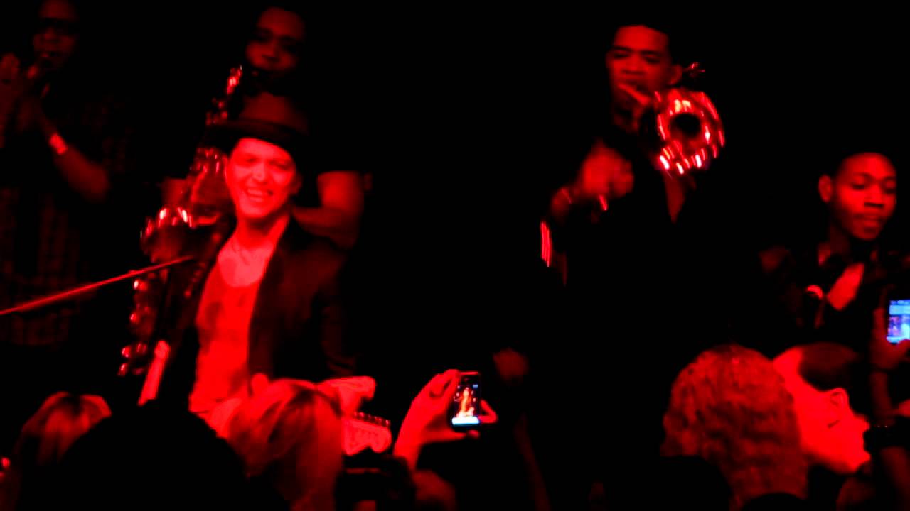 Bruno Mars- NYE Mashup- Billie Jean/ Sexy & I Know It/ I'm To Sexy/ Wiggle Wiggle
