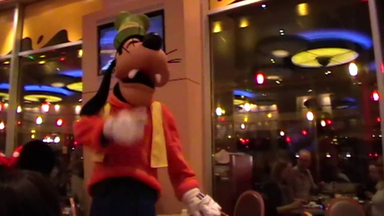Goofy Goofing Around In Cafe Mickey Disneyland Paris