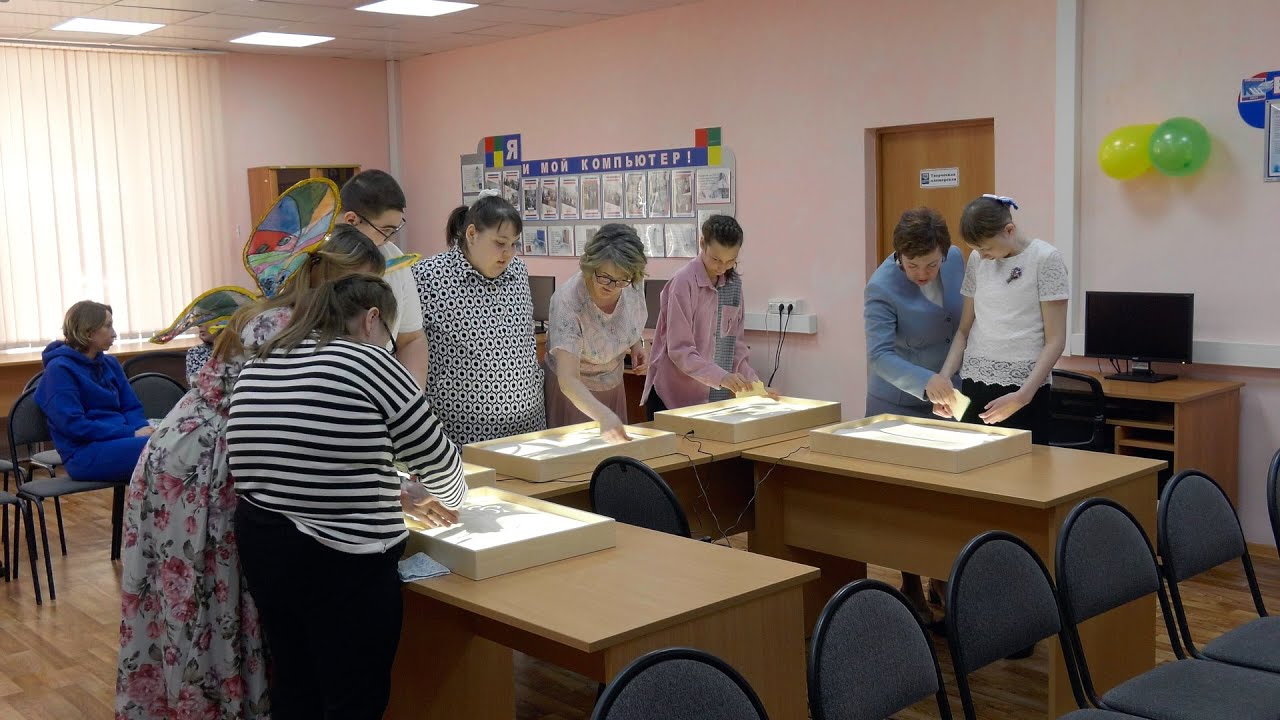 230419 В Компьютерной школе Радужного прошел мастер класс по песочной анимации