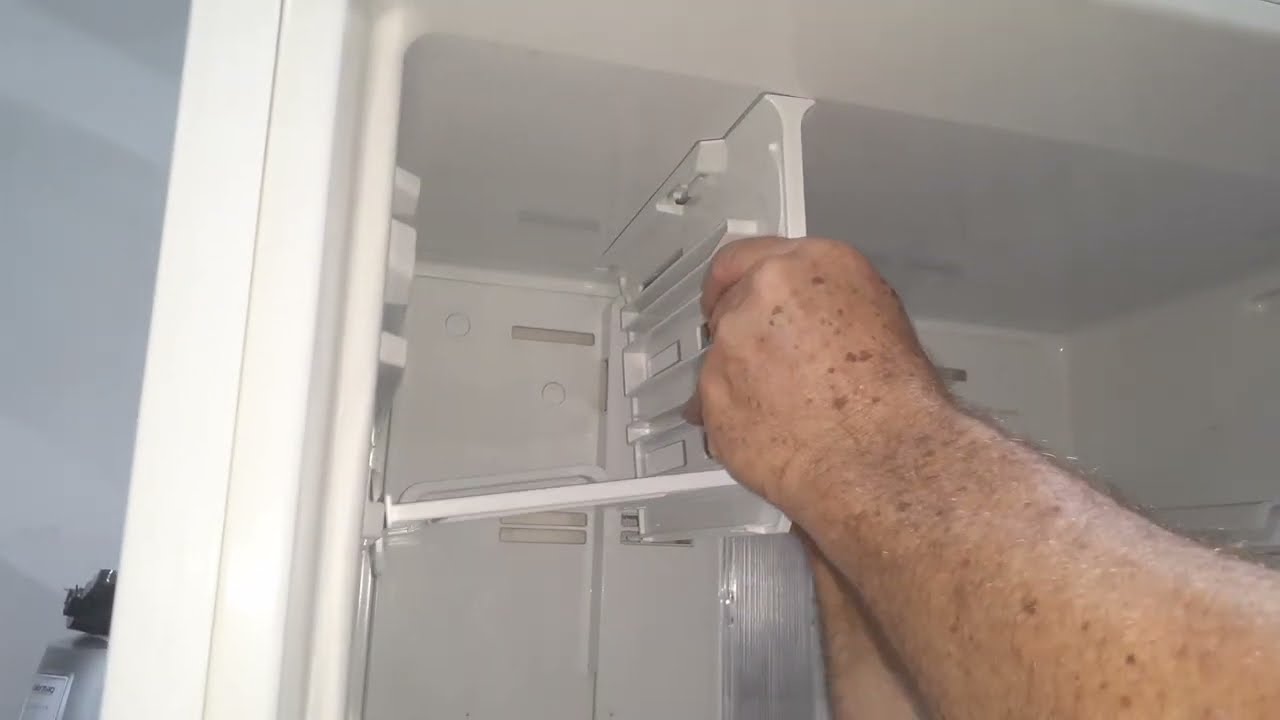 COMO DESMOTAR PARTE SUPERIOR DA GELADEIRA ELECTROLUX DF51.