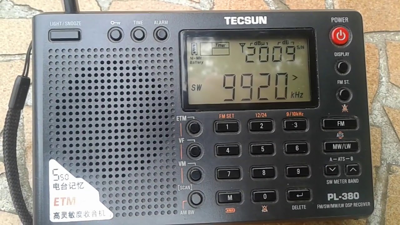 Rádio Tecsun PL 380 escaneando ondas curtas.