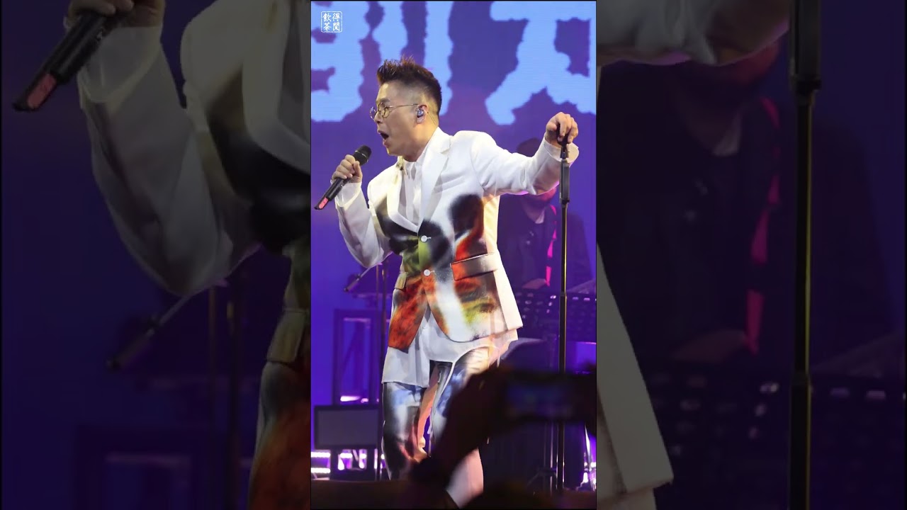 林曉峰個人音樂會上演唱《盼你此刻奔向我》