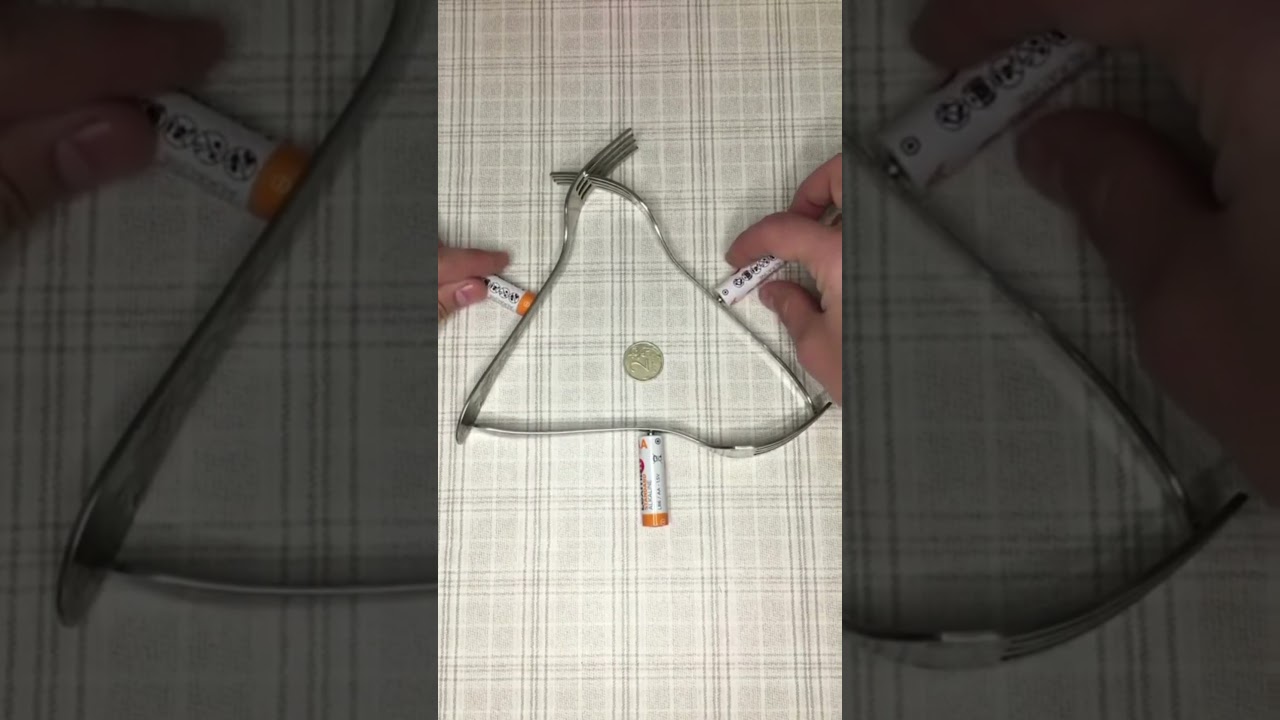 شاهد كيف تصنع حقل مغناطيسي باستعمال بطارية وشوكة #sciences #&eacute;ducation