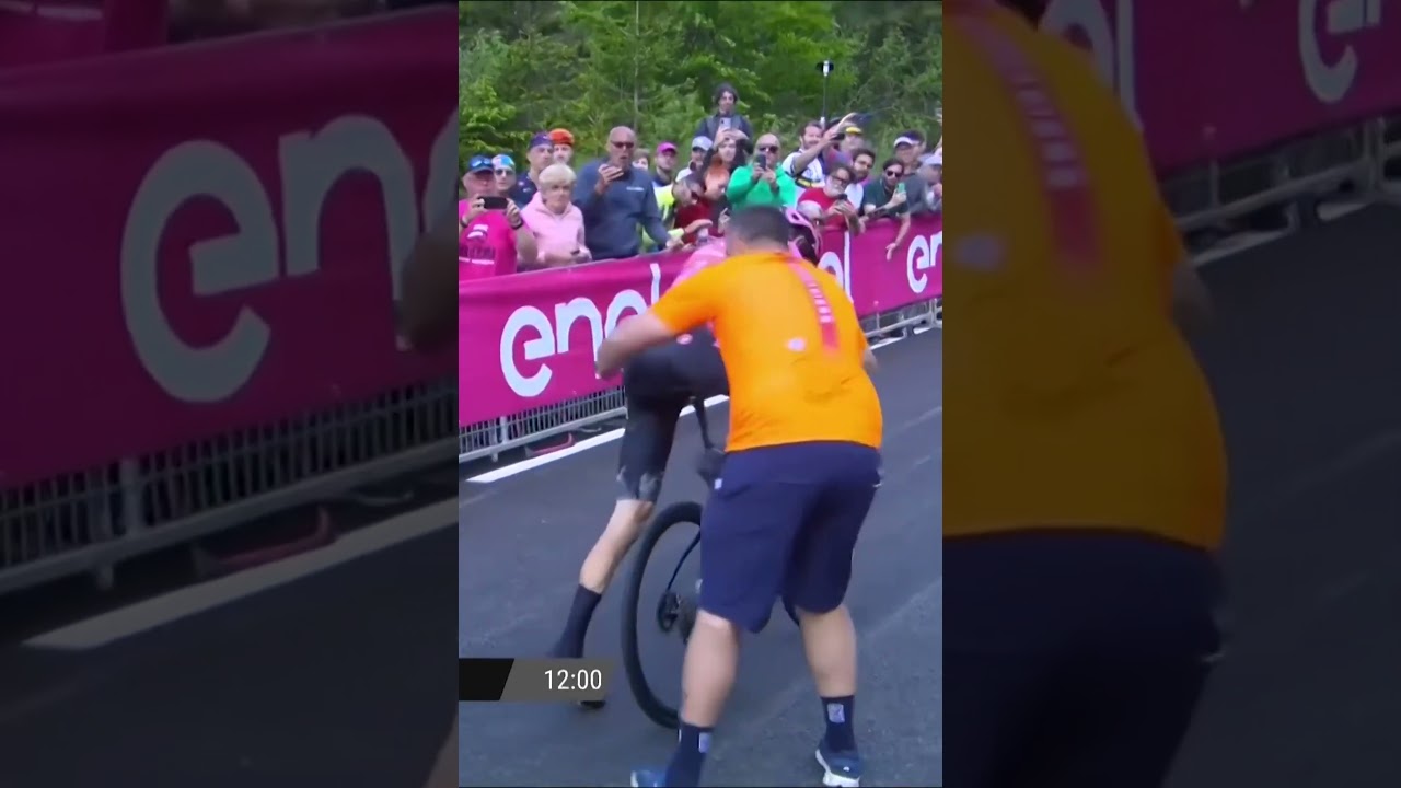 😐 Sous les hu&eacute;es, Geraint Thomas change de casque et de v&eacute;lo #shorts #shortsvideo #cycling #giro
