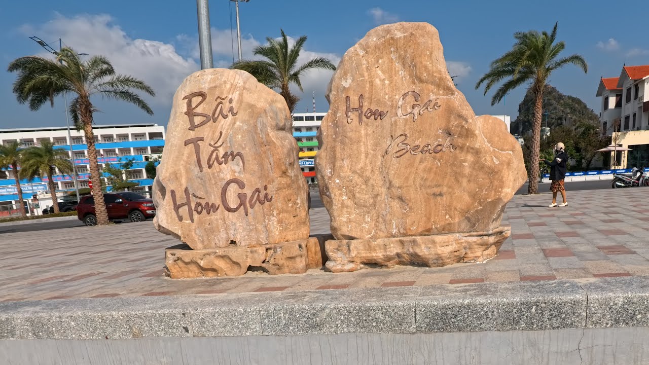 Bãi tắm Hòn Gai vào mùa thu.