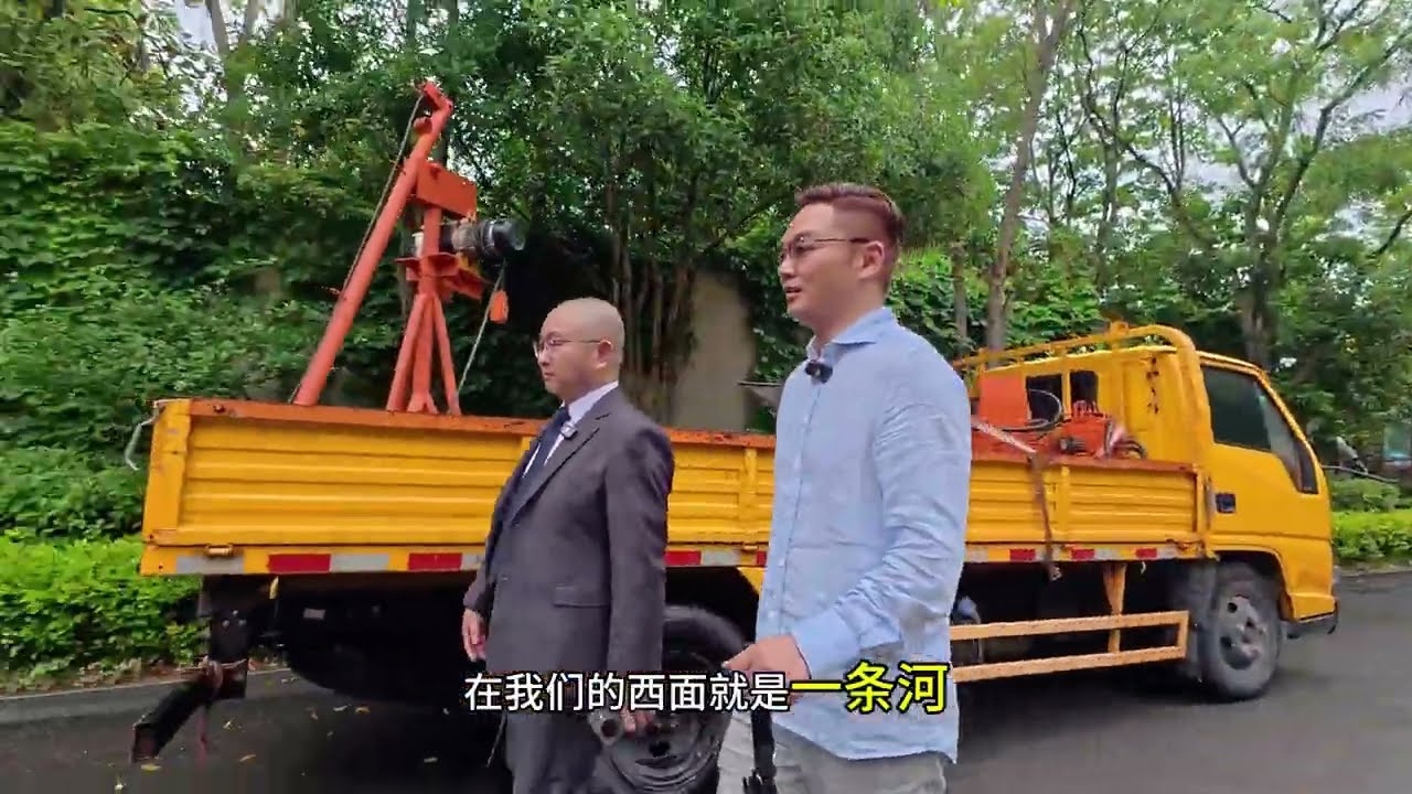 谁都别想跑！价格一撸到底！这可是亚洲十大豪宅的绿城玫瑰园啊！ 谁都别想跑！房东专门回国卖房，价格一撸到底！上海占地近3亩的独栋别墅，建面695平，装修花了千万，却一天没有住过！