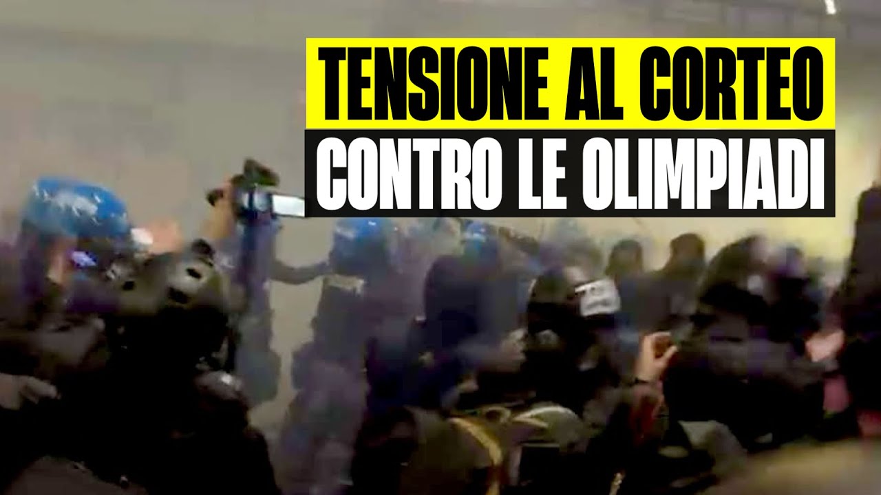 TENSIONE A MILANO AL CORTEO CONTRO LE OLIMPIADI: LANCI DI PETARDI, LA POLIZIA USA GLI IDRANTI