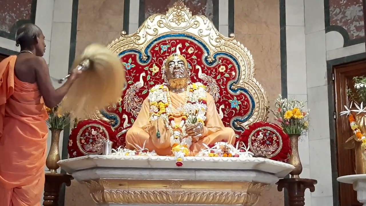 Arati of A. C. Bhaktivedanta Swami Srila Prabhupada on His Pushpa Samadhi Temple @ ISKCON Mayapur😇🙏🏻