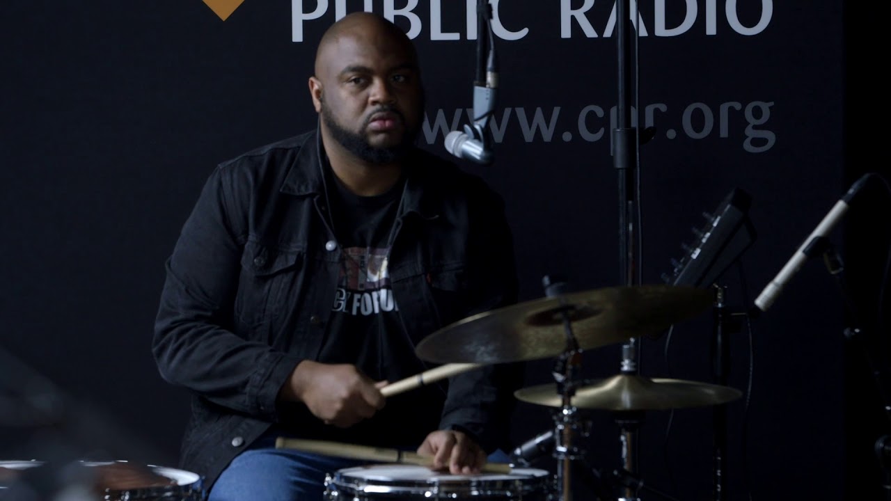 Khruangbin plays 