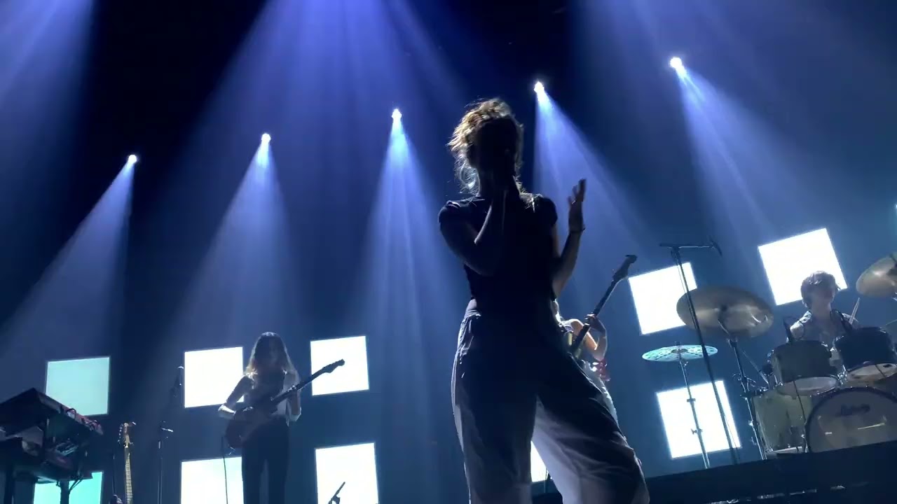 Froukje - Onbezonnen (including remix) [[Live at Het Depot Leuven 21-04-2022]]