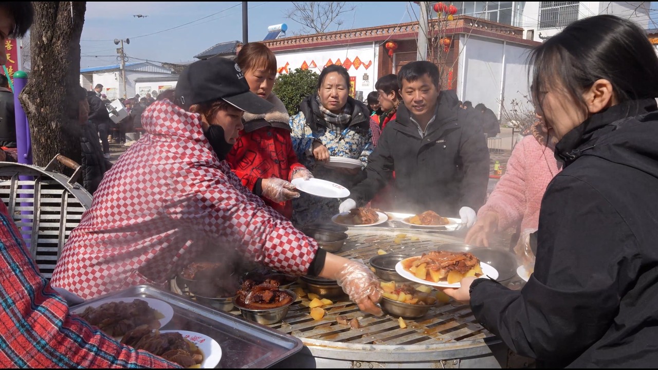 桔子带俩娃参加春节团拜会，实拍热心人捐款几万元，给农村老人送米面粮油，拜年发钱，宴请全村400多人吃流水席，准备50多桌肉菜，隔壁村的人也能吃，真热情 | Spring Festival meals