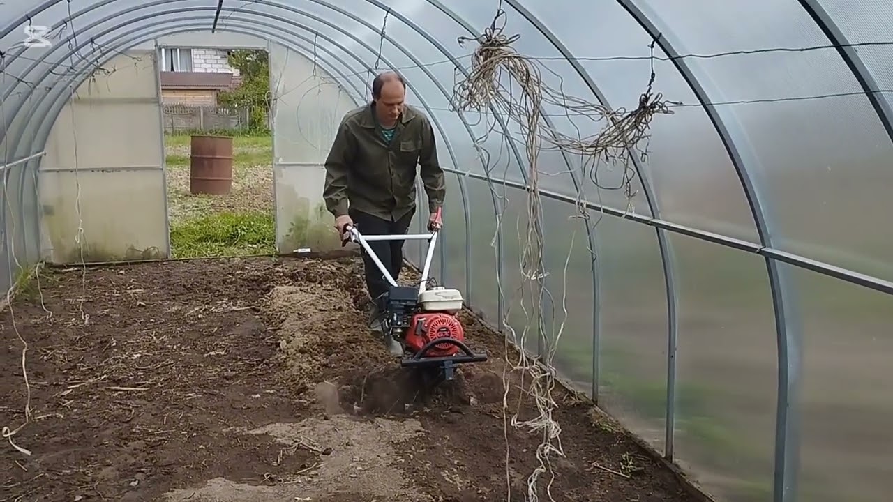 Работа в теплице. Делаем грядки