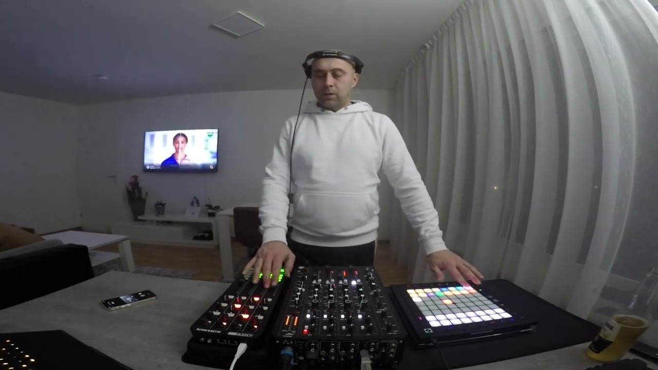 TechHouse Episode 1 // Playdifferently