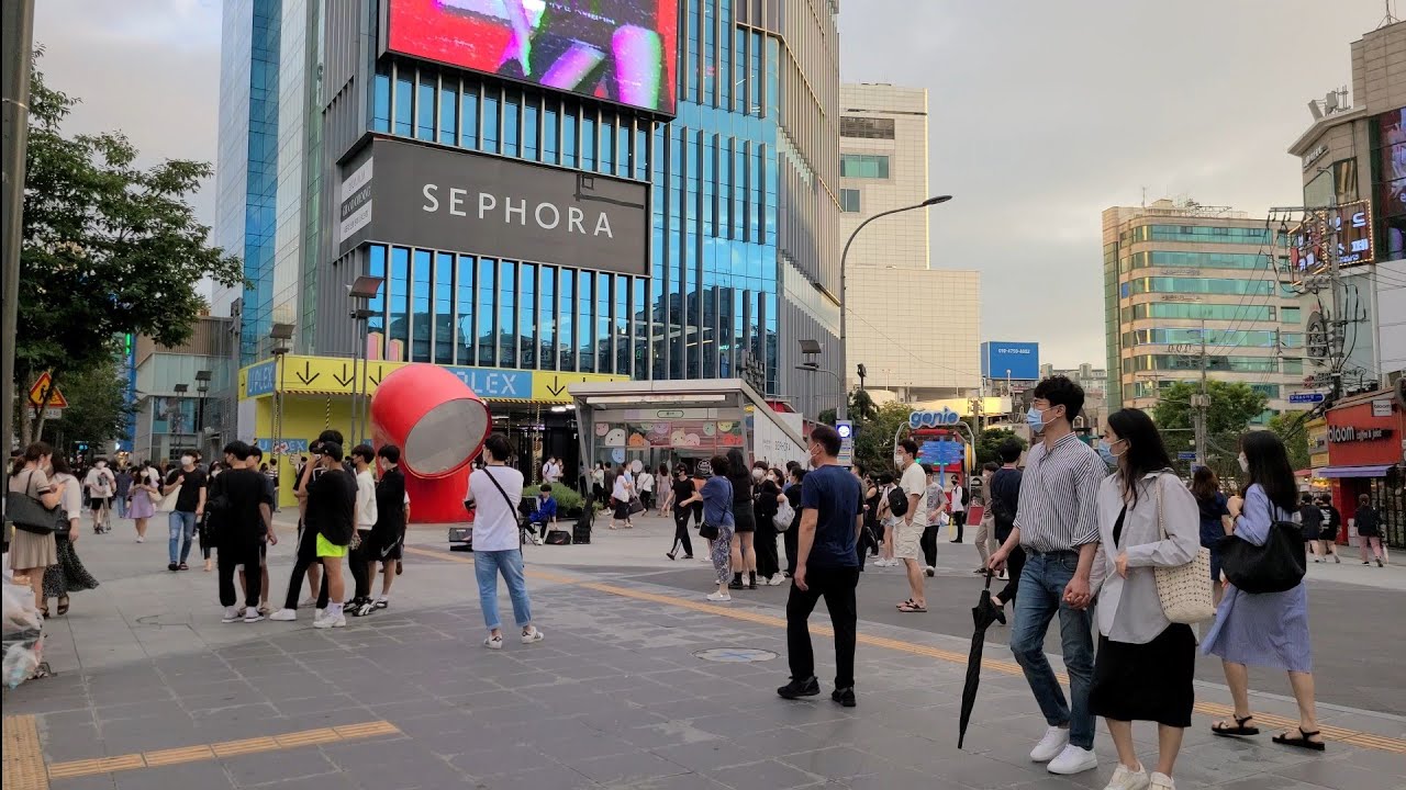 [4K] Let's walk around the youthful Sinchon Station on a Friday evening in Seoul