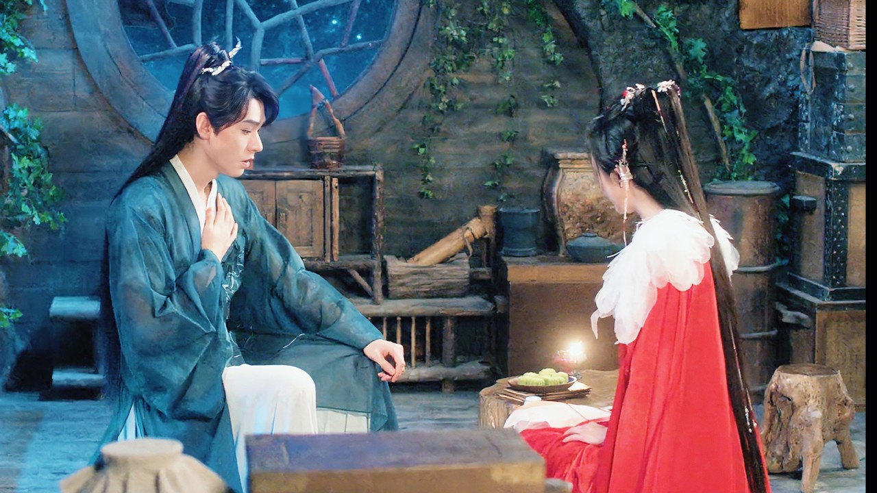 帥小夥練武時受傷，灰姑娘擔心不已，於是深夜送藥親自為他療傷，曖昧的氣息在兩人之間瀰漫！#狐妖小红娘月红篇 #yangmi #gongjun #古装 #爱情