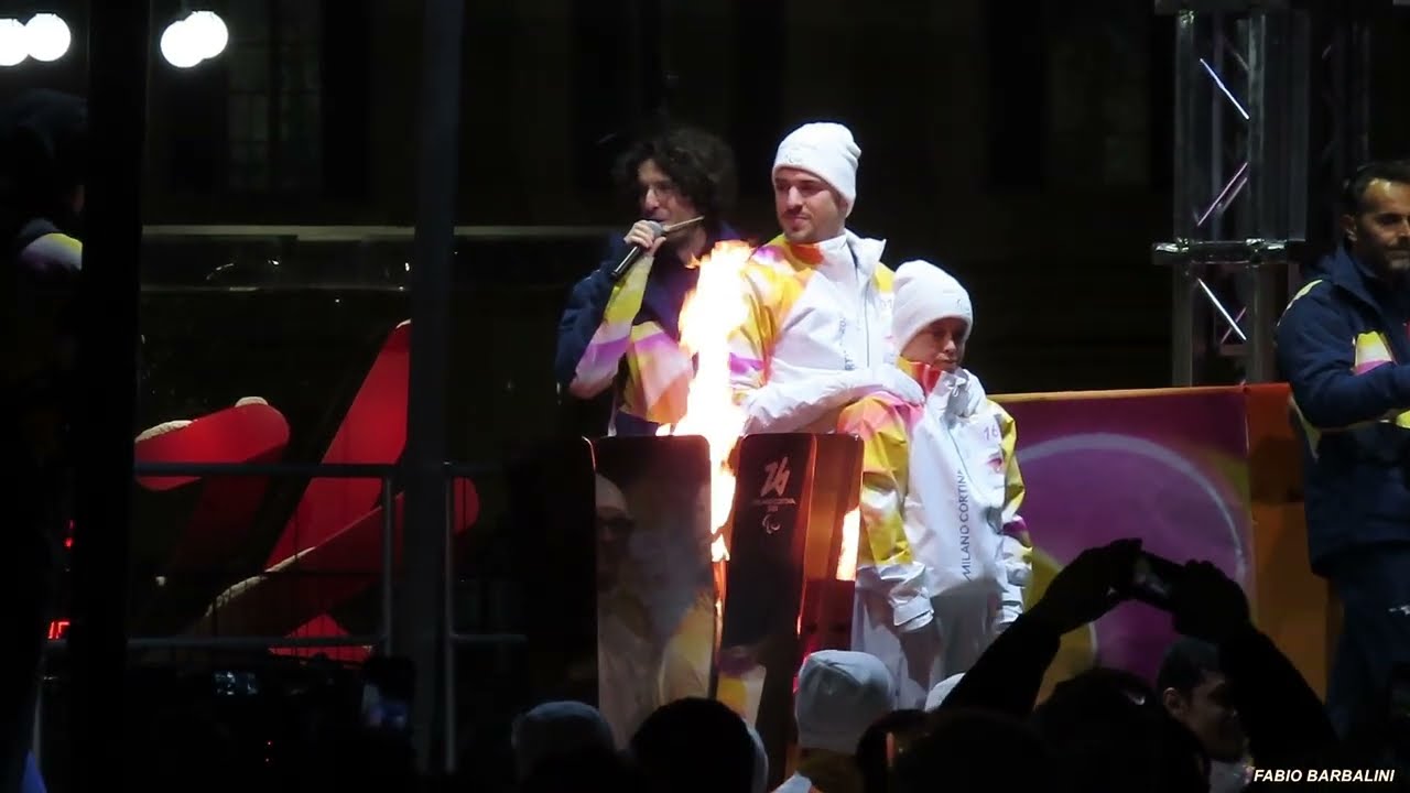Il viaggio delle Fiamma Paralimpica a Milano Piazza Duomo