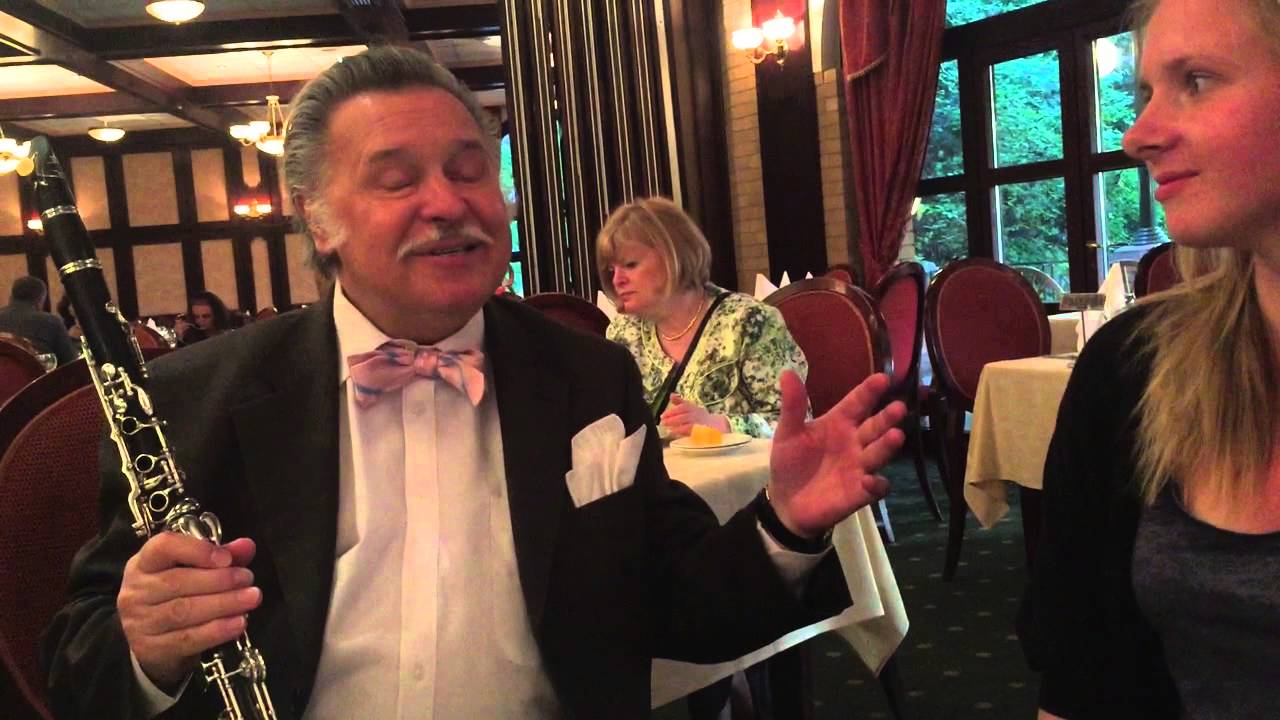 2015-05-09 Ernö Kallai Kiss sings Ibolyak, lila Ibolyak