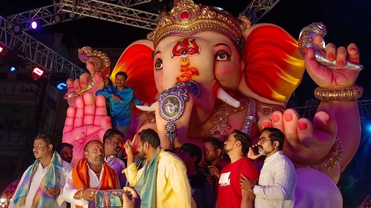 Biggest Ganesh Aagman in Ramnagar | Narsing Mudhiraj Ganesh Aagman | Dholpet Biggest Ganesh Aagman