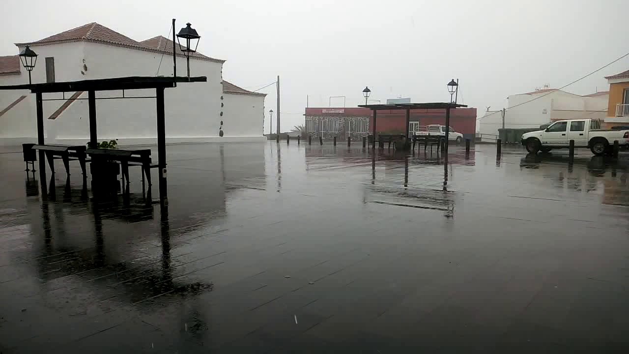 Chubasco en la Plaza de Candelaria de Chipude, Vallehermoso.