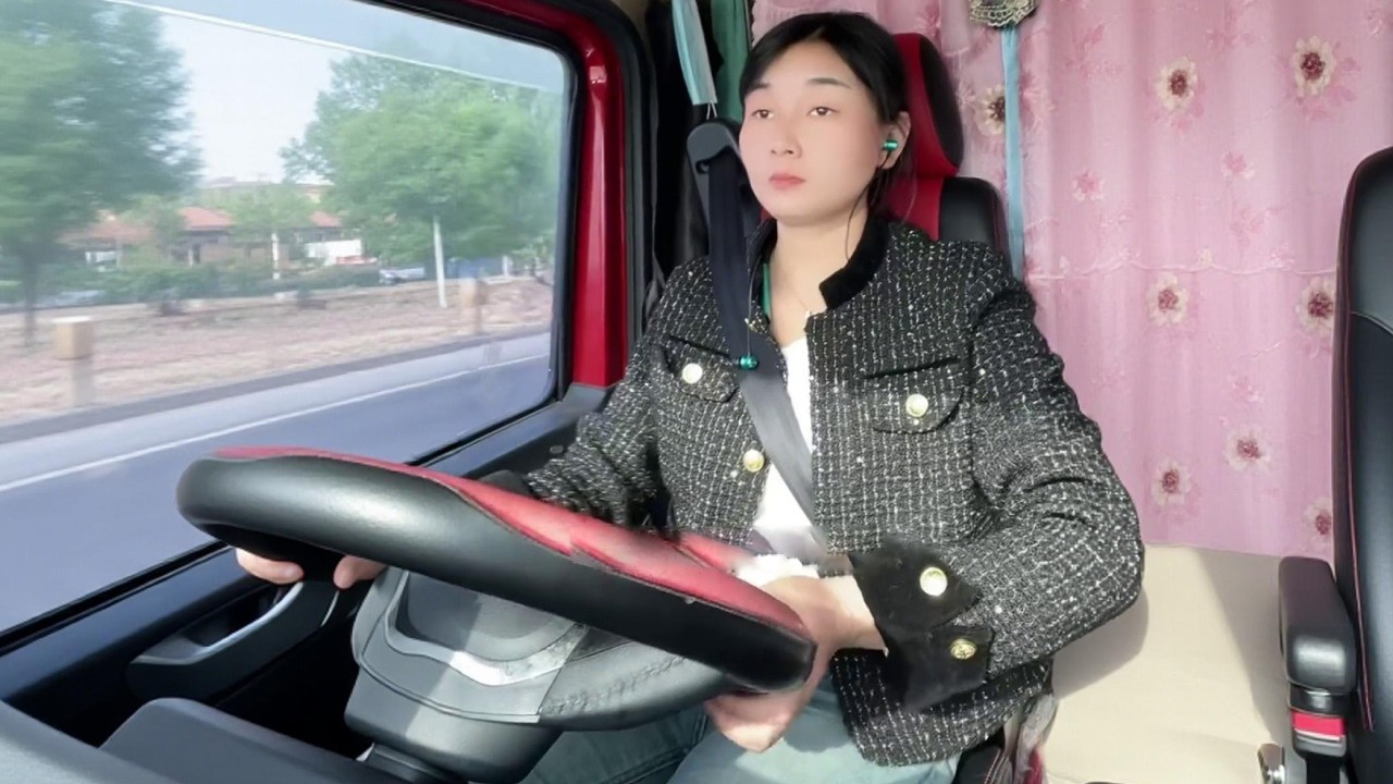 Beautiful Female Truck Driver Crosses Half of China to Deliver Goods