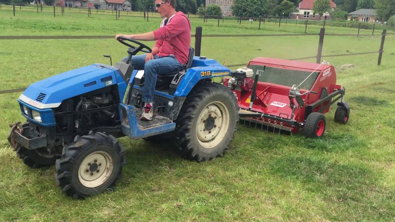 Paddock Cleaner mestveger achter minitrekker van manege Leiden