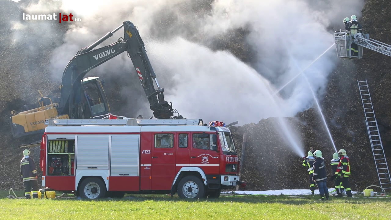 Sieben Feuerwehren bei Brand gelagerter Hackschnitzel in Pettenbach im Einsatz
