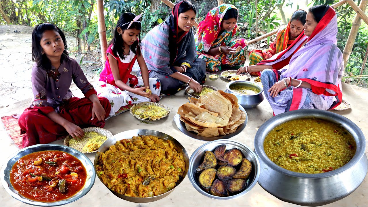 আত্মীয় স্বজন ও পরিবারকে নিয়ে আজকের বিশেষ আয়োজন / খিচুড়ি, বাঁধাকপি, বেগুন ভাজা, চাটনী ও পাঁপড়
