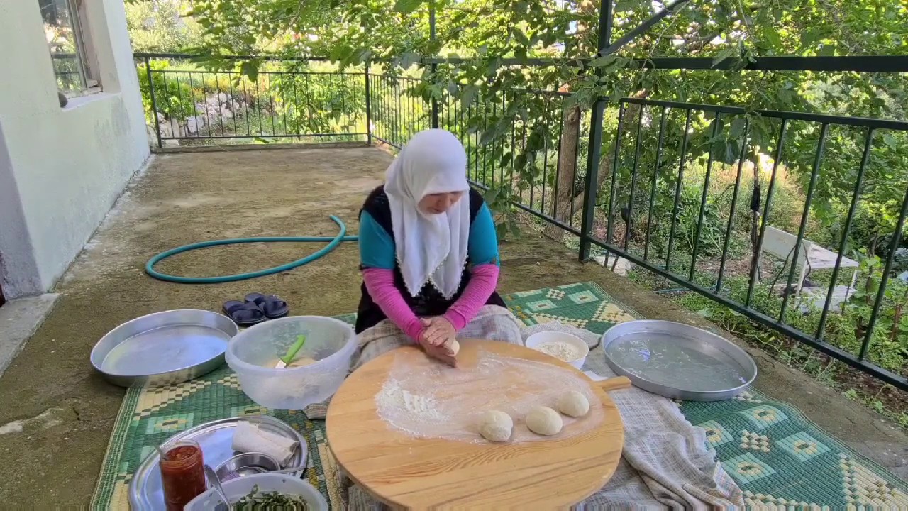 BAHÇEDE BÖREK | SARIMSAK KAZDIK | ÇAPA, TEMİZLİK | VLOG