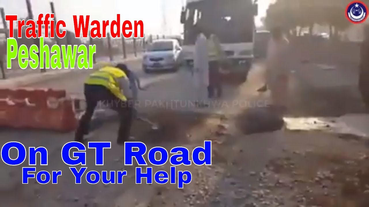 Traffic Warden peshawar is working on the GT Road for the Help of Khyber pakhtunkhwa People