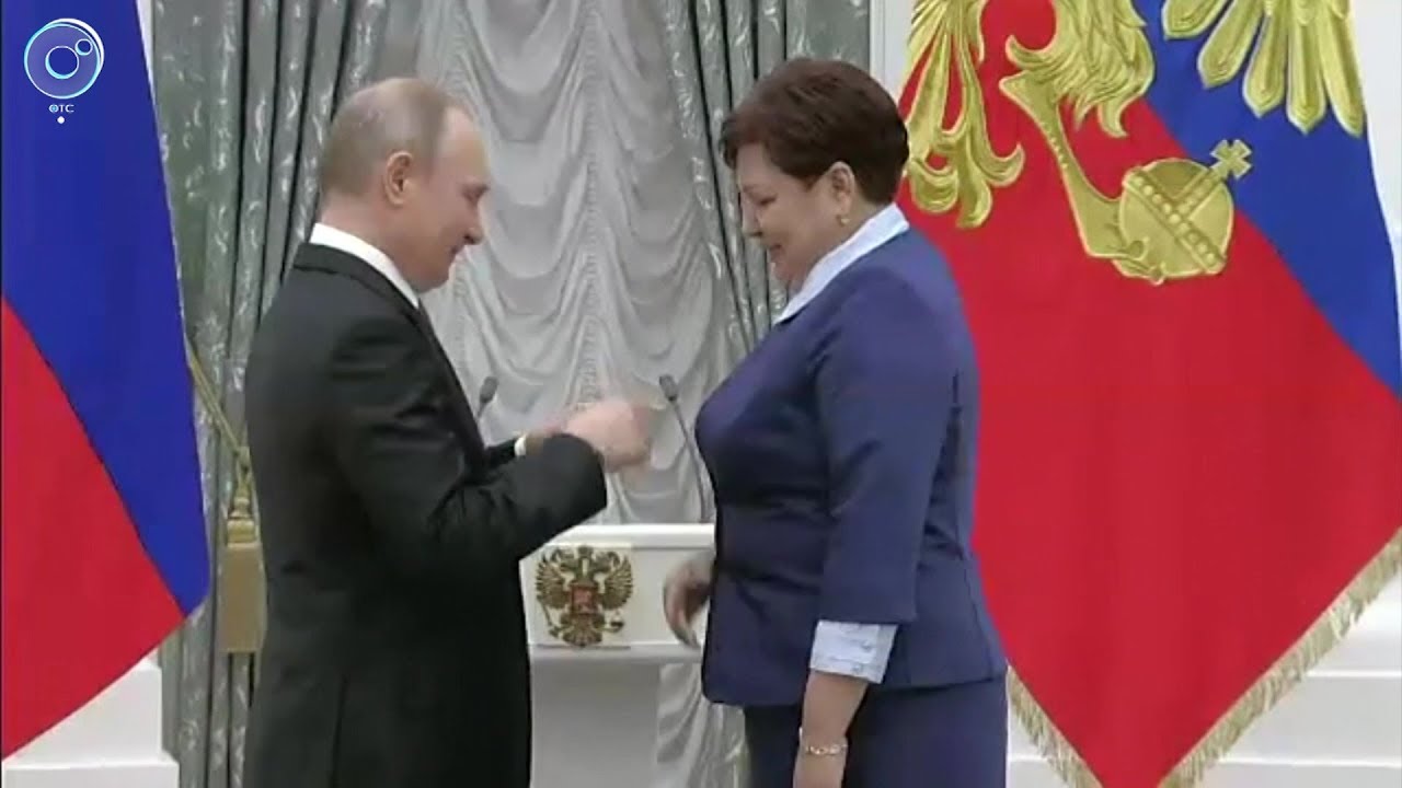 Владимир Путин наградил дежурную по станции Инская Ольгу Бочкарёву медалью 